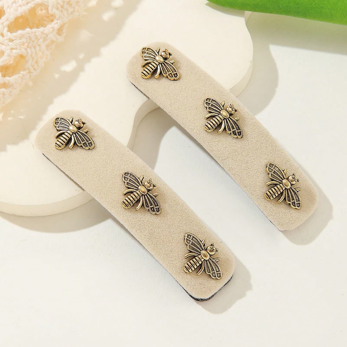 2 Pièces Barrettes Bumble Bee En Peluche Pour Les Cheveux, Une Jolie Collab En Campus Élégant Et Quotidien, Convient Pour La Colocation De Robe,
