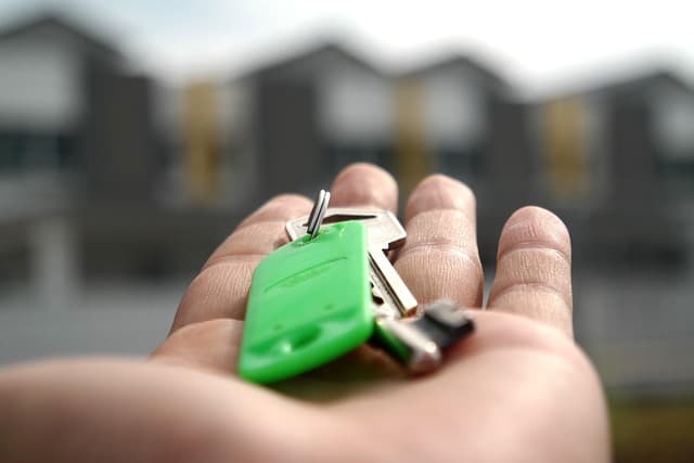 Comment sécuriser son premier logement : conseils pratiques